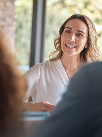Freundliche Beraterin im Gespräch. ENTEGA hilft, Energiefragen zu klären und Kosten zu reduzieren